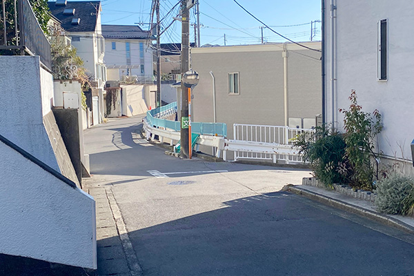 横浜市戸塚区の狭くクネクネした道路